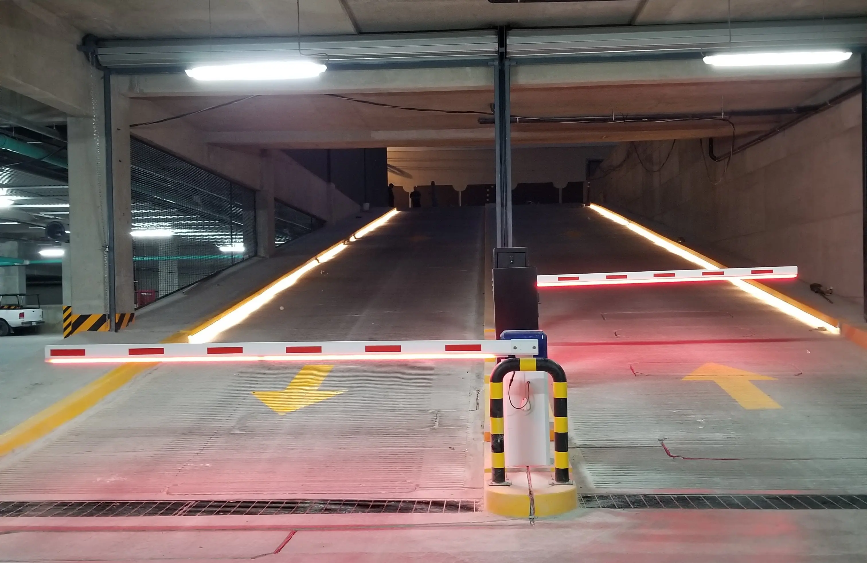 Control de accesos vehiculares en León Gto: Plumas automáticas de estacionamiento con señalización iluminada LED