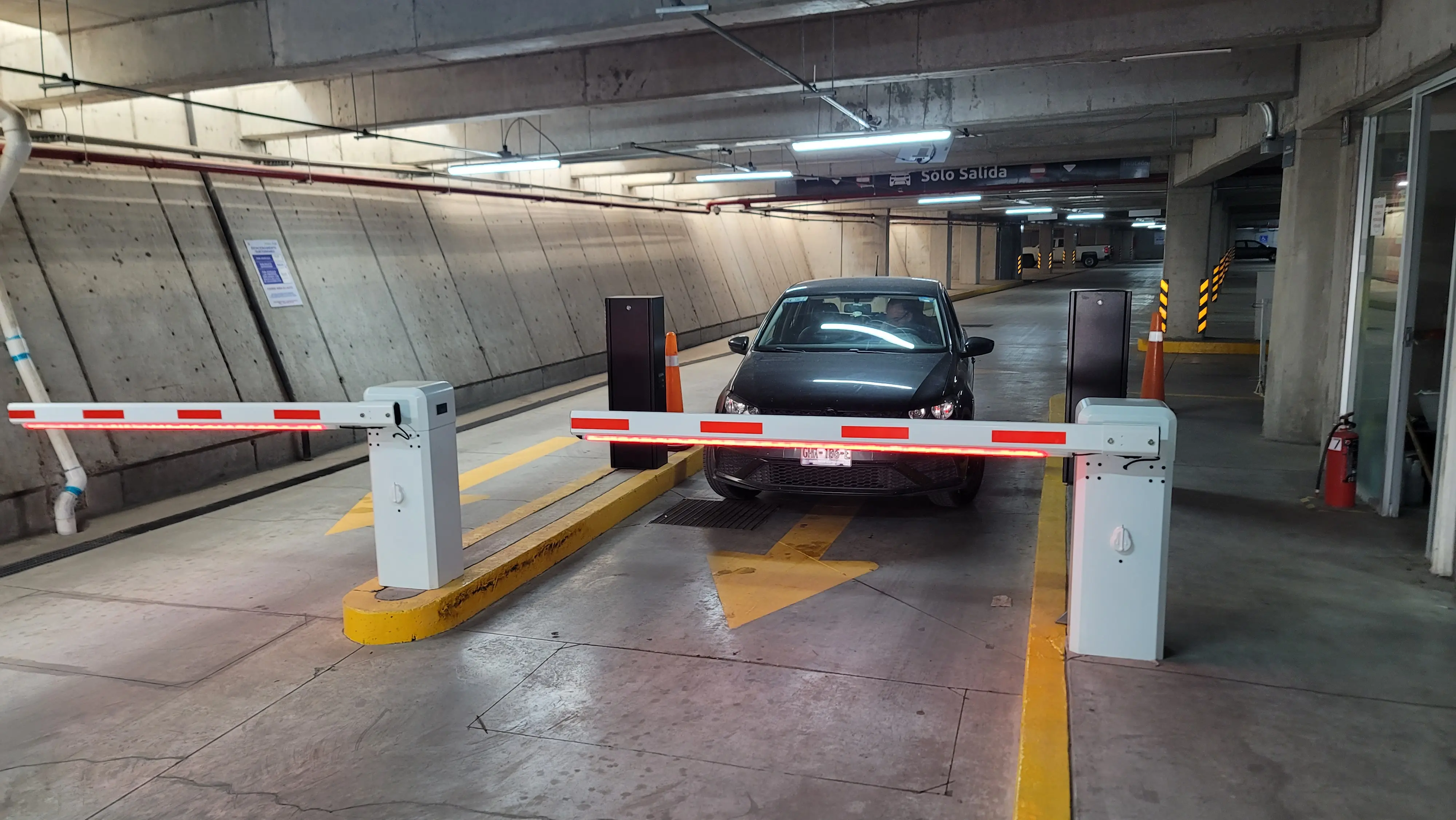 Proyecto de estacionamiento automático en Mexicali: Sistema de prepago descentralizado con barreras vehiculares